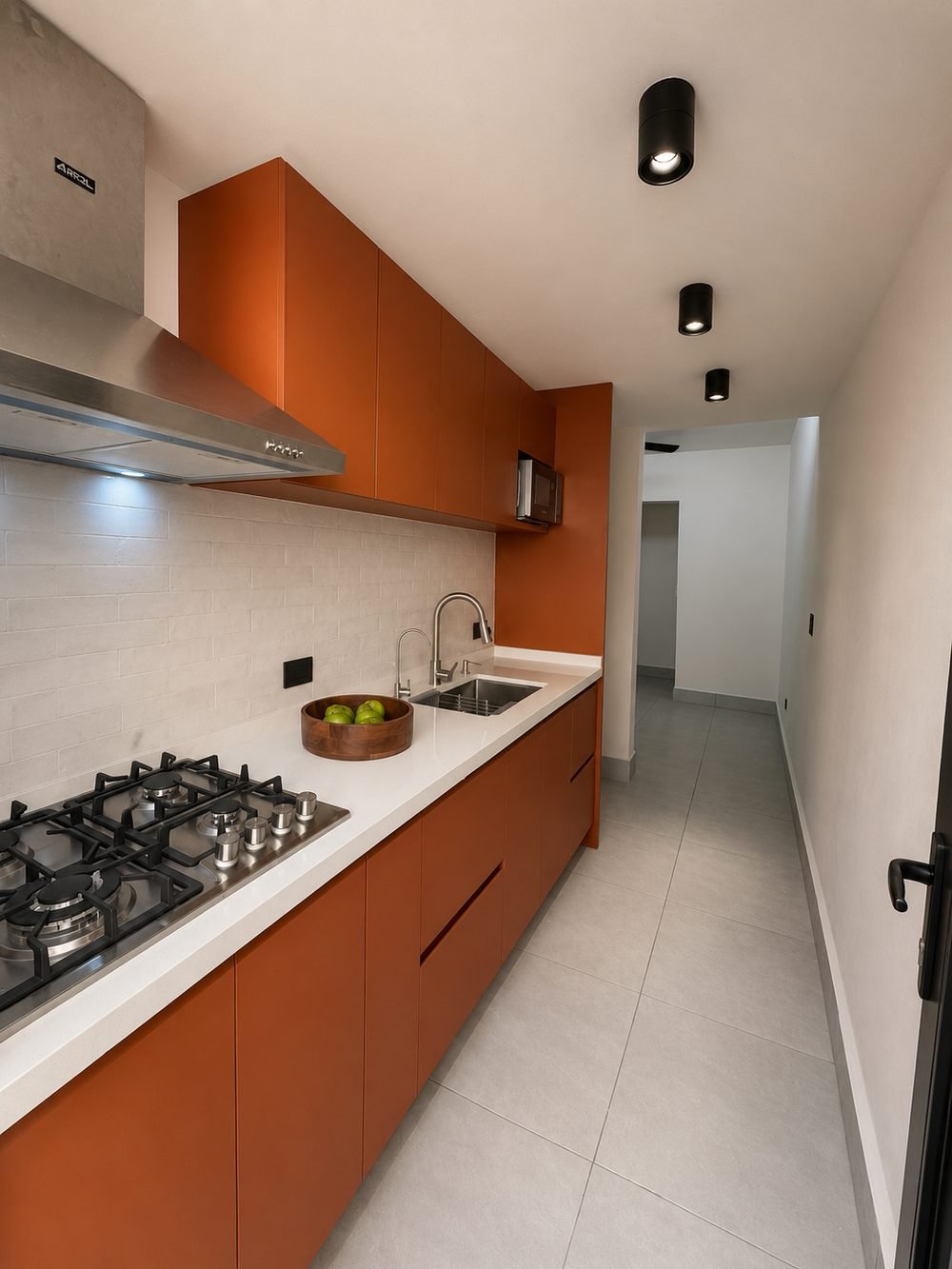 Cocina de Casa Achiote con gabinetes en tono terracota